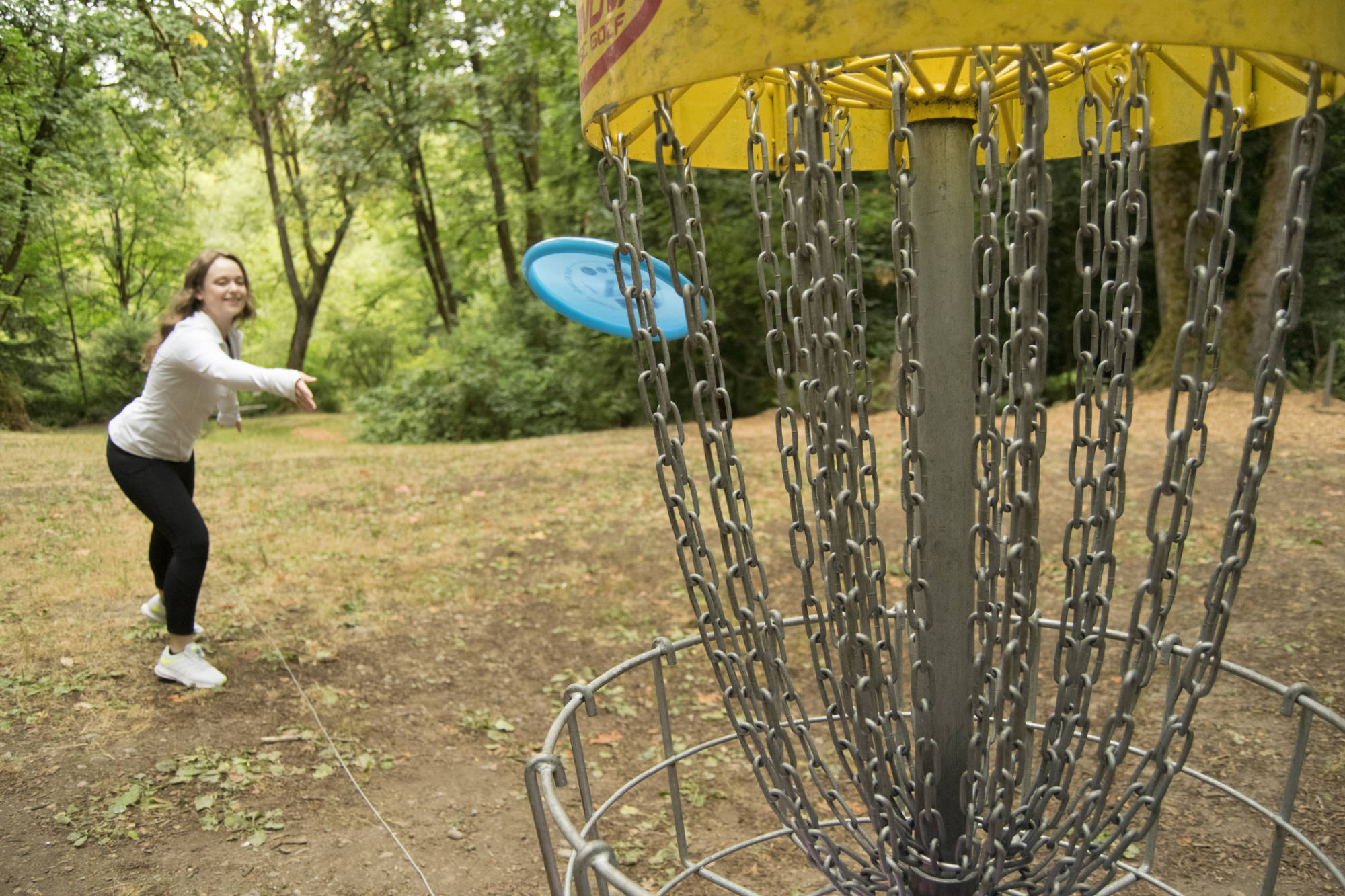 Photo of woman playing disc golf at Lake Fenwick Park in Kent, Washington