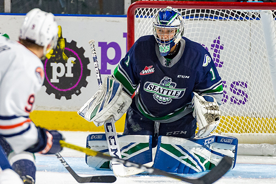 Seattle Thunderbirds hockey player defends the goal